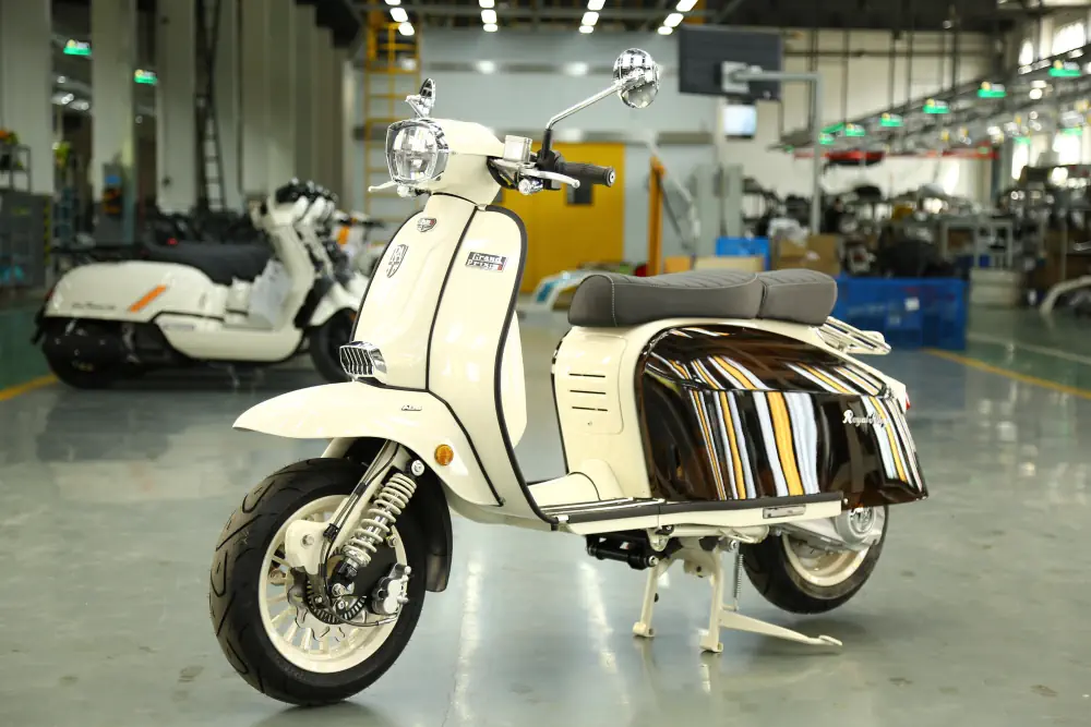 Ein weißer Royal Alloy Retro-Roller 125 ccm steht in einer großen Halle.