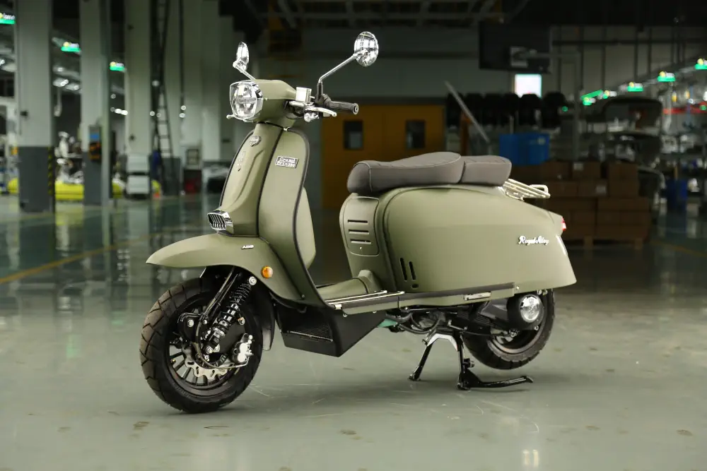 Ein olivgrüner Royal Alloy Retro-Roller mit 125 ccm steht in einer großen Halle.